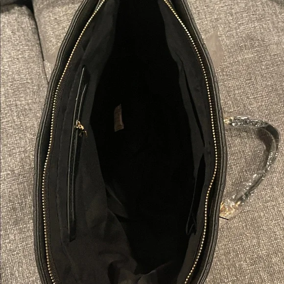 Elegant Badgley Mischka Quilted chain strap Tote Bag with Gold Accents. NWT. - Picture 5 of 6